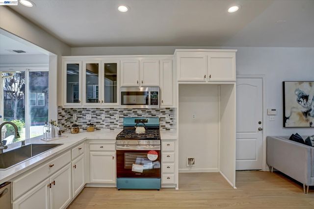 530 Cottage Park Dr, Hayward, CA 94544