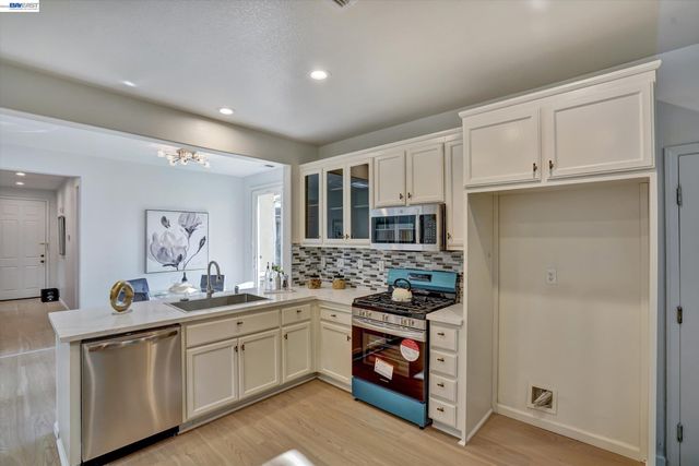 530 Cottage Park Dr, Hayward, CA 94544