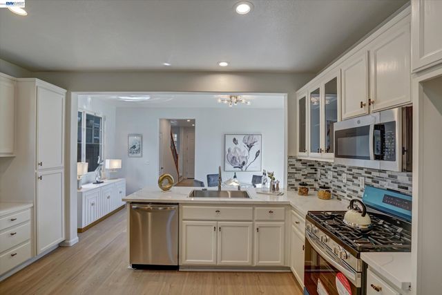 530 Cottage Park Dr, Hayward, CA 94544