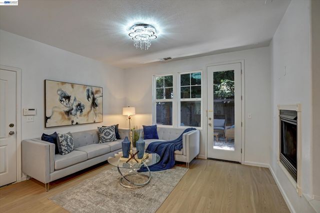 530 Cottage Park Dr, Hayward, CA 94544