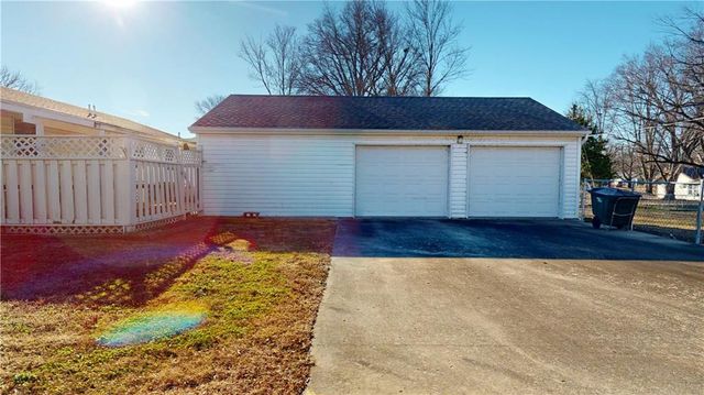 1205 N Lynn Street, Nevada, MO 64772