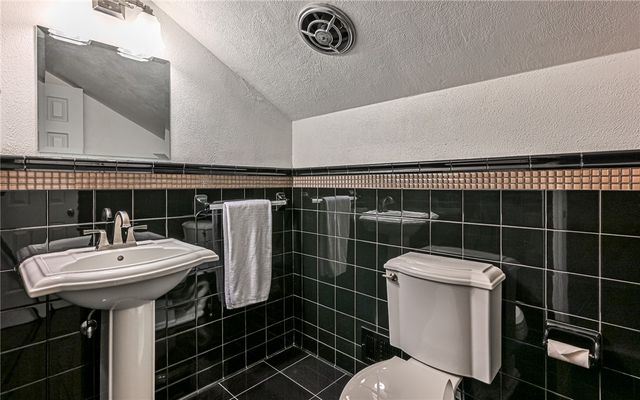 101 Upper Dr, Ross Twp, PA 15214