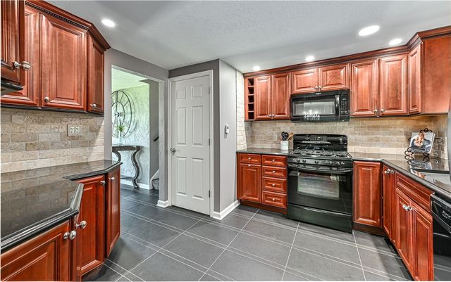 101 Upper Dr, Ross Twp, PA 15214