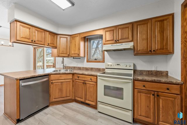 2305 S Royal Ct Court, Sioux Falls, SD 57106