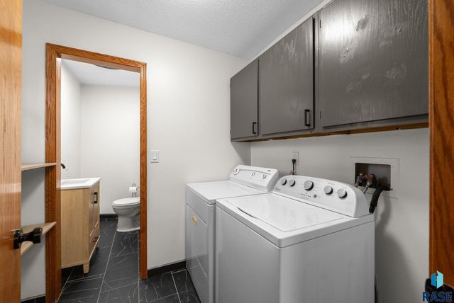 2305 S Royal Ct Court, Sioux Falls, SD 57106