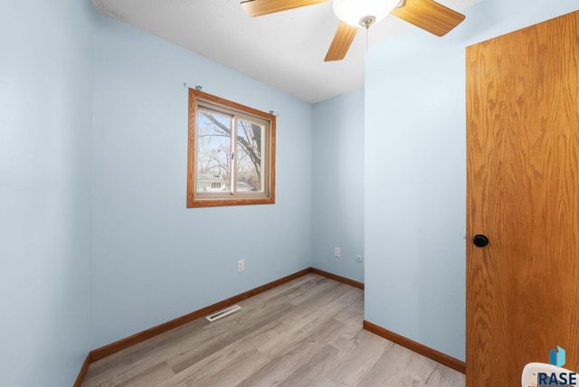 2305 S Royal Ct Court, Sioux Falls, SD 57106