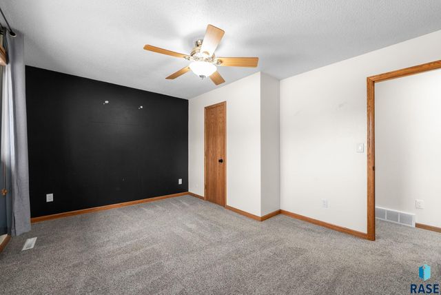 2305 S Royal Ct Court, Sioux Falls, SD 57106