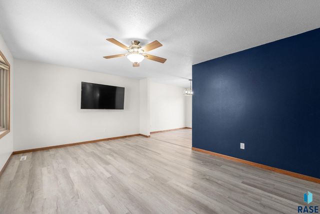 2305 S Royal Ct Court, Sioux Falls, SD 57106