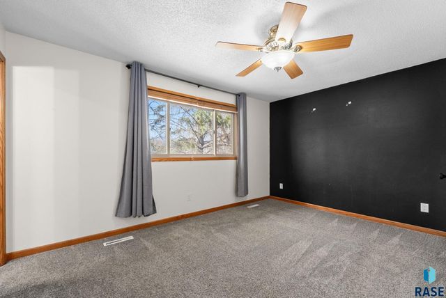 2305 S Royal Ct Court, Sioux Falls, SD 57106