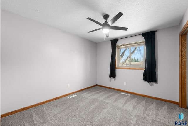 2305 S Royal Ct Court, Sioux Falls, SD 57106