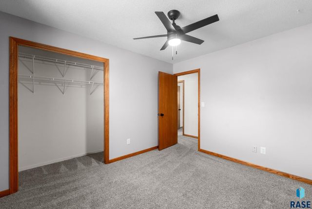 2305 S Royal Ct Court, Sioux Falls, SD 57106