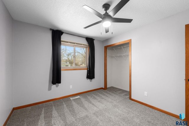 2305 S Royal Ct Court, Sioux Falls, SD 57106