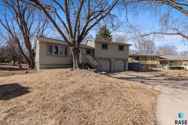 2305 S Royal Ct Court, Sioux Falls, SD 57106