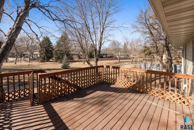 2305 S Royal Ct Court, Sioux Falls, SD 57106