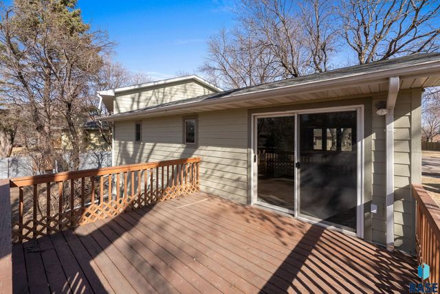 2305 S Royal Ct Court, Sioux Falls, SD 57106