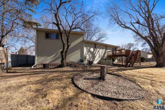 2305 S Royal Ct Court, Sioux Falls, SD 57106