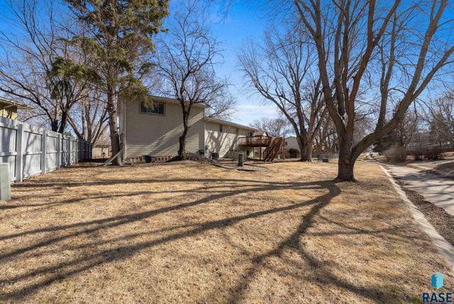 2305 S Royal Ct Court, Sioux Falls, SD 57106