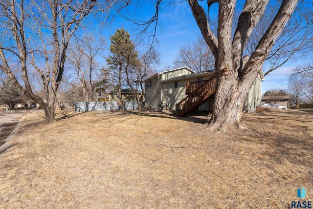 2305 S Royal Ct Court, Sioux Falls, SD 57106