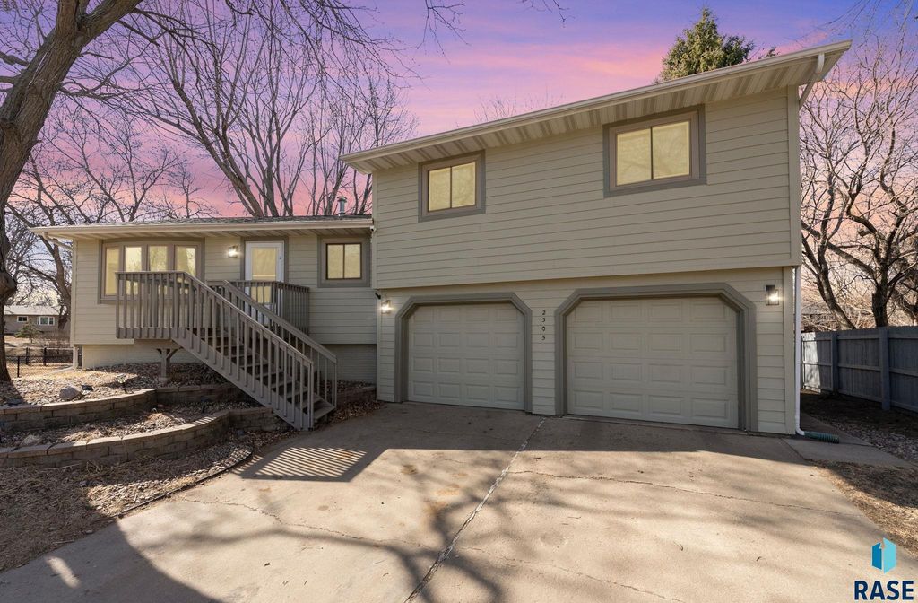 2305 S Royal Ct Court, Sioux Falls, SD 57106
