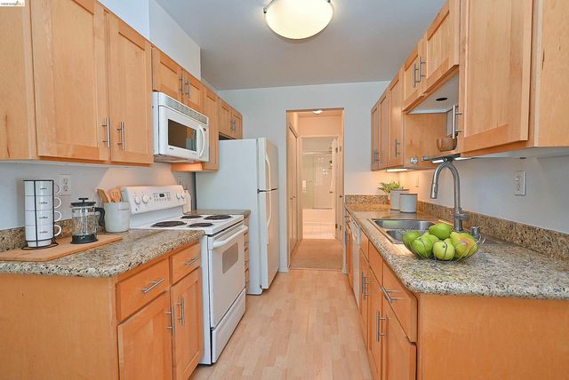 58 Marina Lakes Dr, Richmond, CA 94804