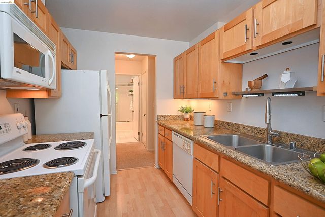 58 Marina Lakes Dr, Richmond, CA 94804