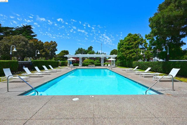 58 Marina Lakes Dr, Richmond, CA 94804