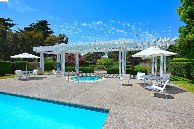 58 Marina Lakes Dr, Richmond, CA 94804