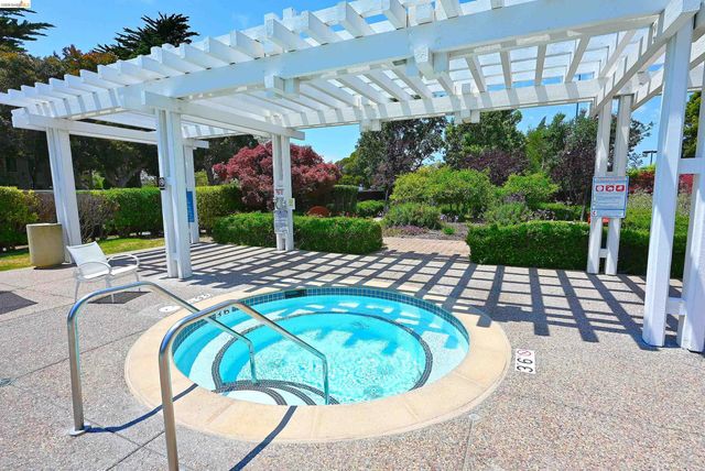 58 Marina Lakes Dr, Richmond, CA 94804