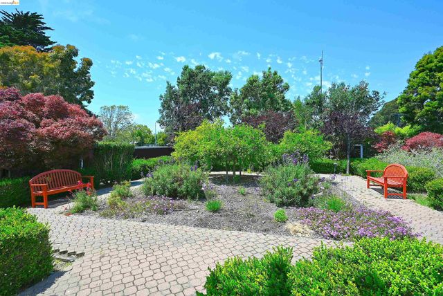58 Marina Lakes Dr, Richmond, CA 94804