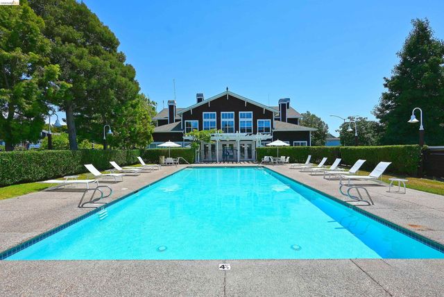 58 Marina Lakes Dr, Richmond, CA 94804