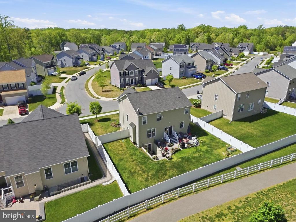 Image 2 of property listing at 20724 HILTON RUN CT, Lexington Park, MD 20653