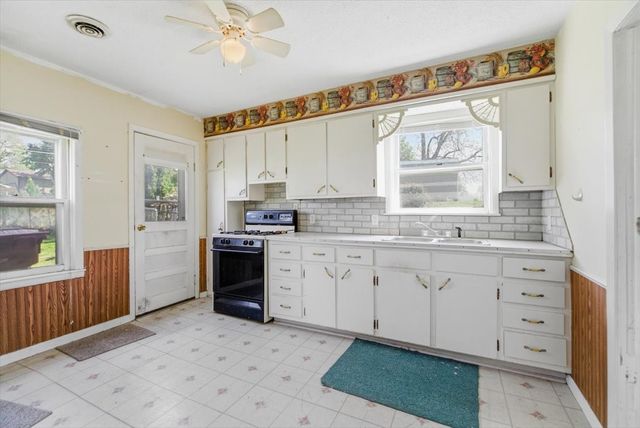 610 Center Street, Grinnell, IA 50112