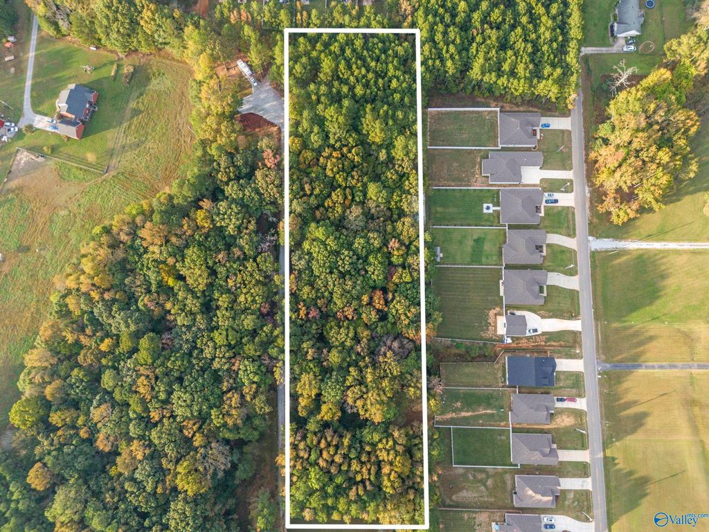 W OF Newby Chapel Road, Athens, AL 35613