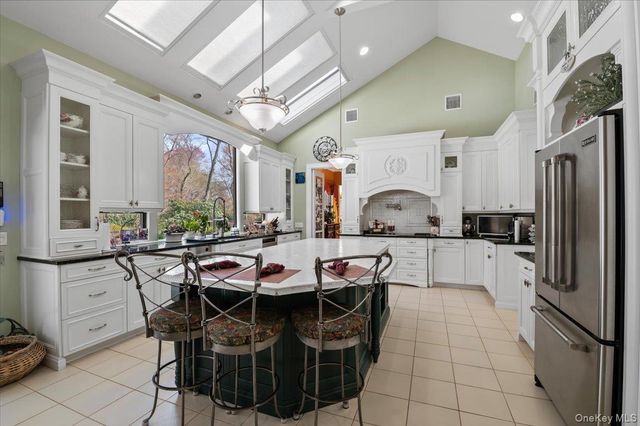 45 Coves Run, Syosset, NY 11791