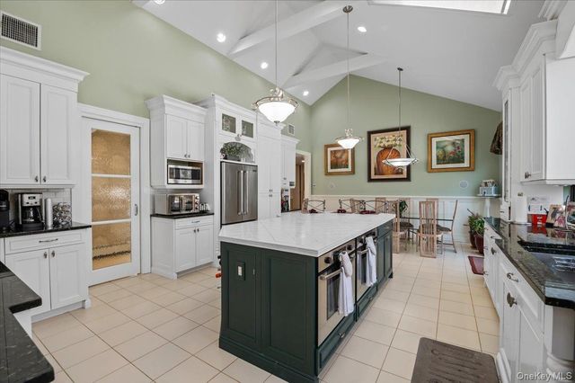 45 Coves Run, Syosset, NY 11791