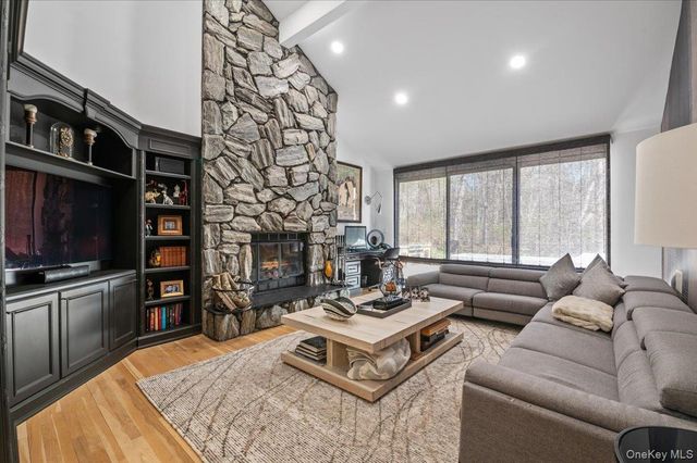 45 Coves Run, Syosset, NY 11791