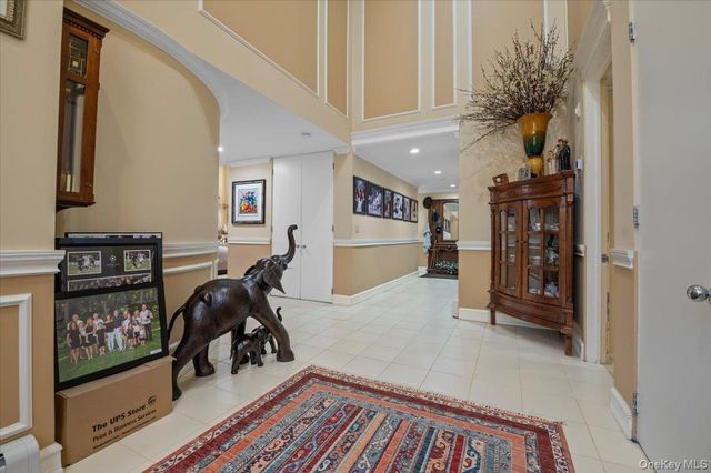 45 Coves Run, Syosset, NY 11791