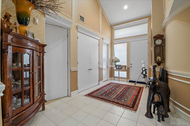45 Coves Run, Syosset, NY 11791