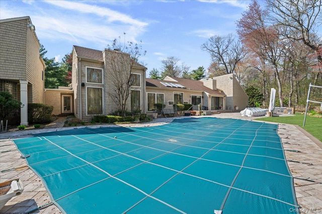 45 Coves Run, Syosset, NY 11791