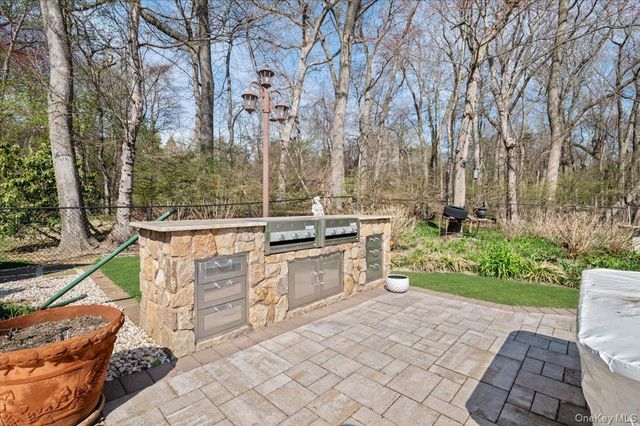 45 Coves Run, Syosset, NY 11791