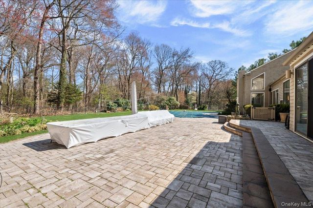 45 Coves Run, Syosset, NY 11791