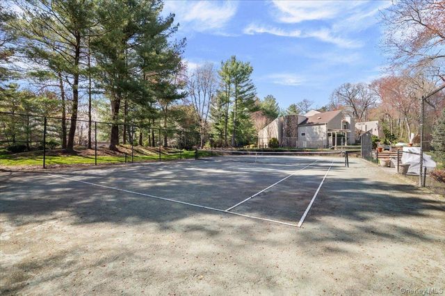 45 Coves Run, Syosset, NY 11791