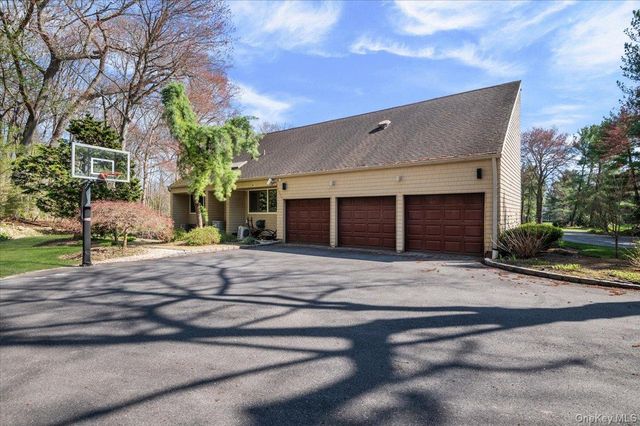 45 Coves Run, Syosset, NY 11791