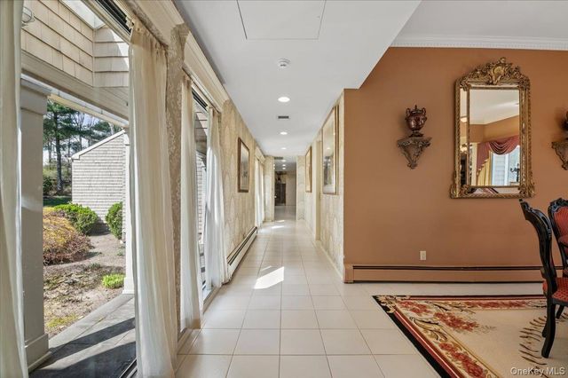 45 Coves Run, Syosset, NY 11791