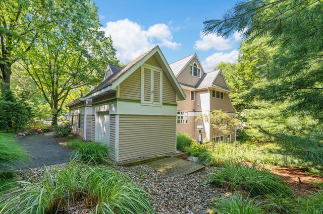 3003 Dunes Valley Path, Stevensville, MI 49127