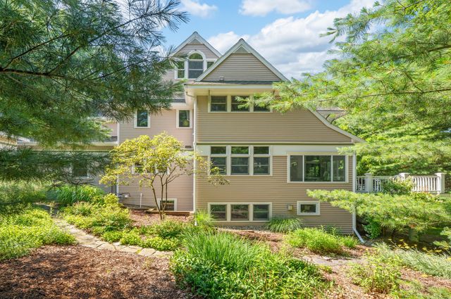 3003 Dunes Valley Path, Stevensville, MI 49127