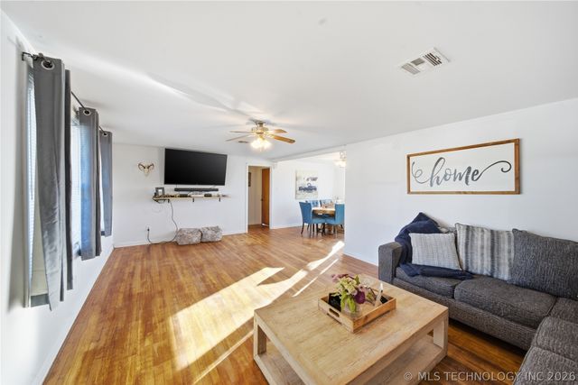 307 S Gray Pl Place, Chouteau, OK 74337