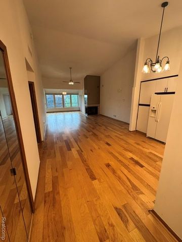 875 Greenview Court 62, Rochester Hills, MI 48307