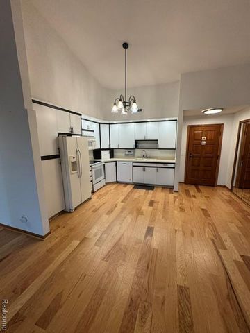 875 Greenview Court 62, Rochester Hills, MI 48307