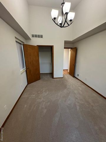 875 Greenview Court 62, Rochester Hills, MI 48307